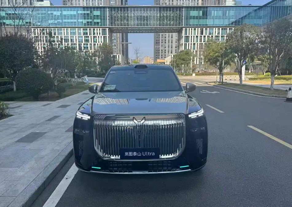 3月11日，岚图发布旗下大型SUV岚图泰山Ultra实车图，展车已抵达全国门店。