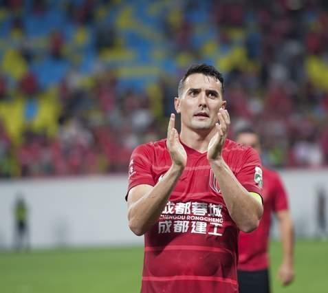 多方媒体爆料周定洋想去海港？海港会答应吗？近日蓉城队长周定洋可能要离开！下一站去