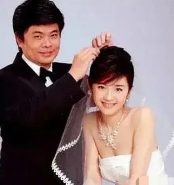 2004年，身家亿万的丁健向妻子摊牌：“给你一个亿，咱俩散了吧，我心里有别人了。