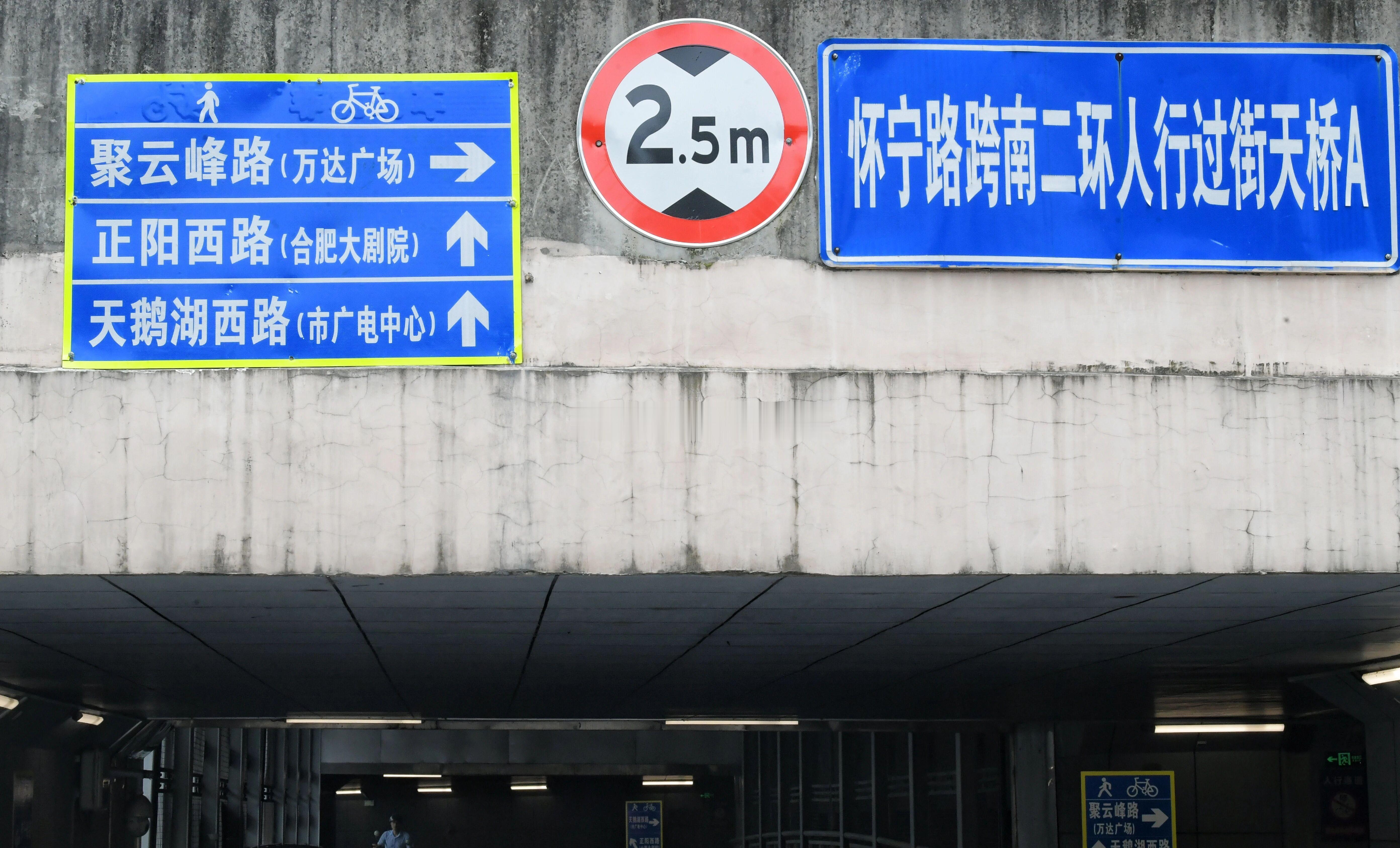 南二环下穿通道迎来路标大升级！原先通道岔口繁多，路标模糊，经常有人走错路、掉头逆
