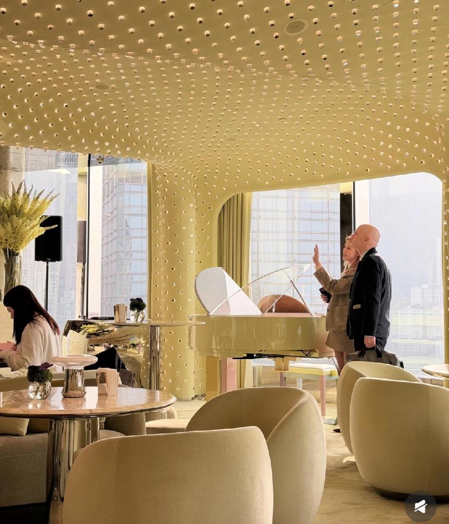 徐子淇现身自家酒吧，路人镜头下成大妈了，差点没认出来!3月12日，徐子淇现身