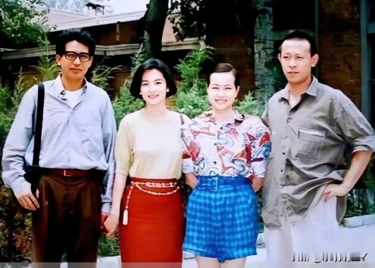 四个人在公园里合影，笑得很开心。这是80年代一张珍贵的合影吧，当时都是顶流明星，