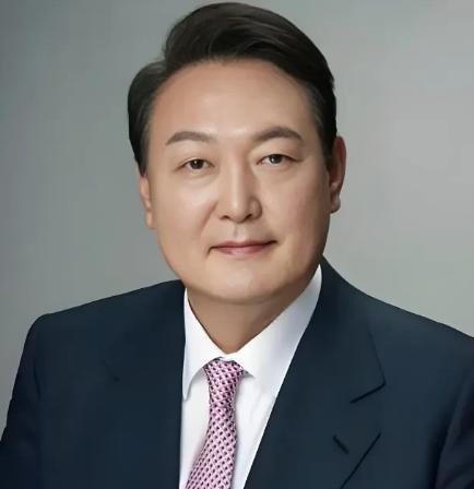 李在明对尹锡悦确实有些狠了，牢房只有6.6平方米，还没空调。韩国首尔这几天的气温
