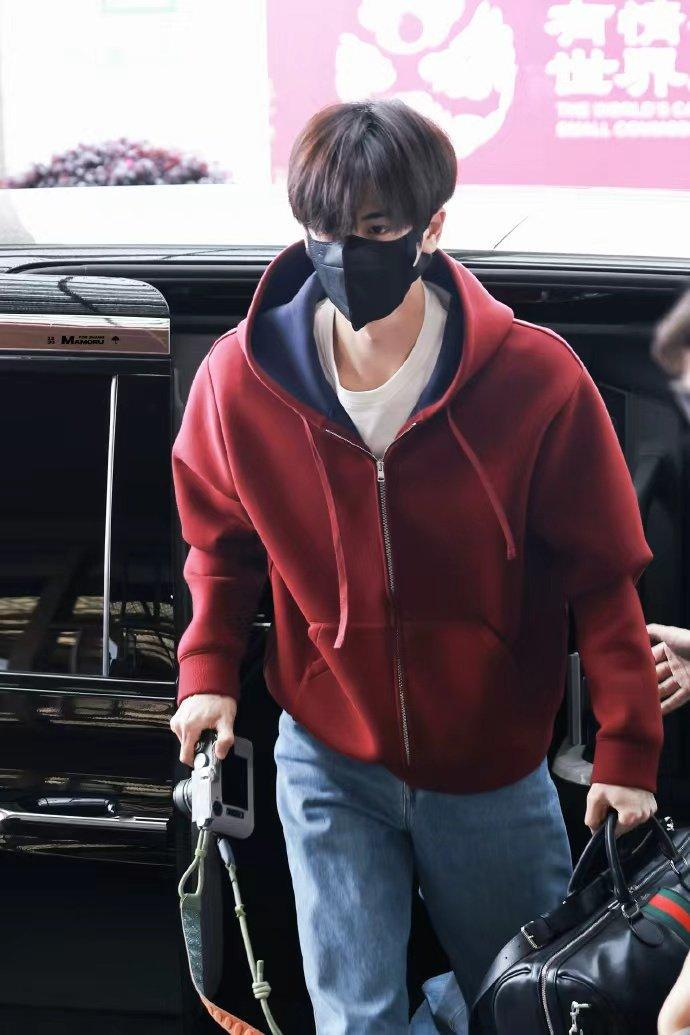 张凌赫顺毛红衣完全男大张凌赫穿红色张凌赫顺毛红衣完全男大，张凌赫穿红色真的很