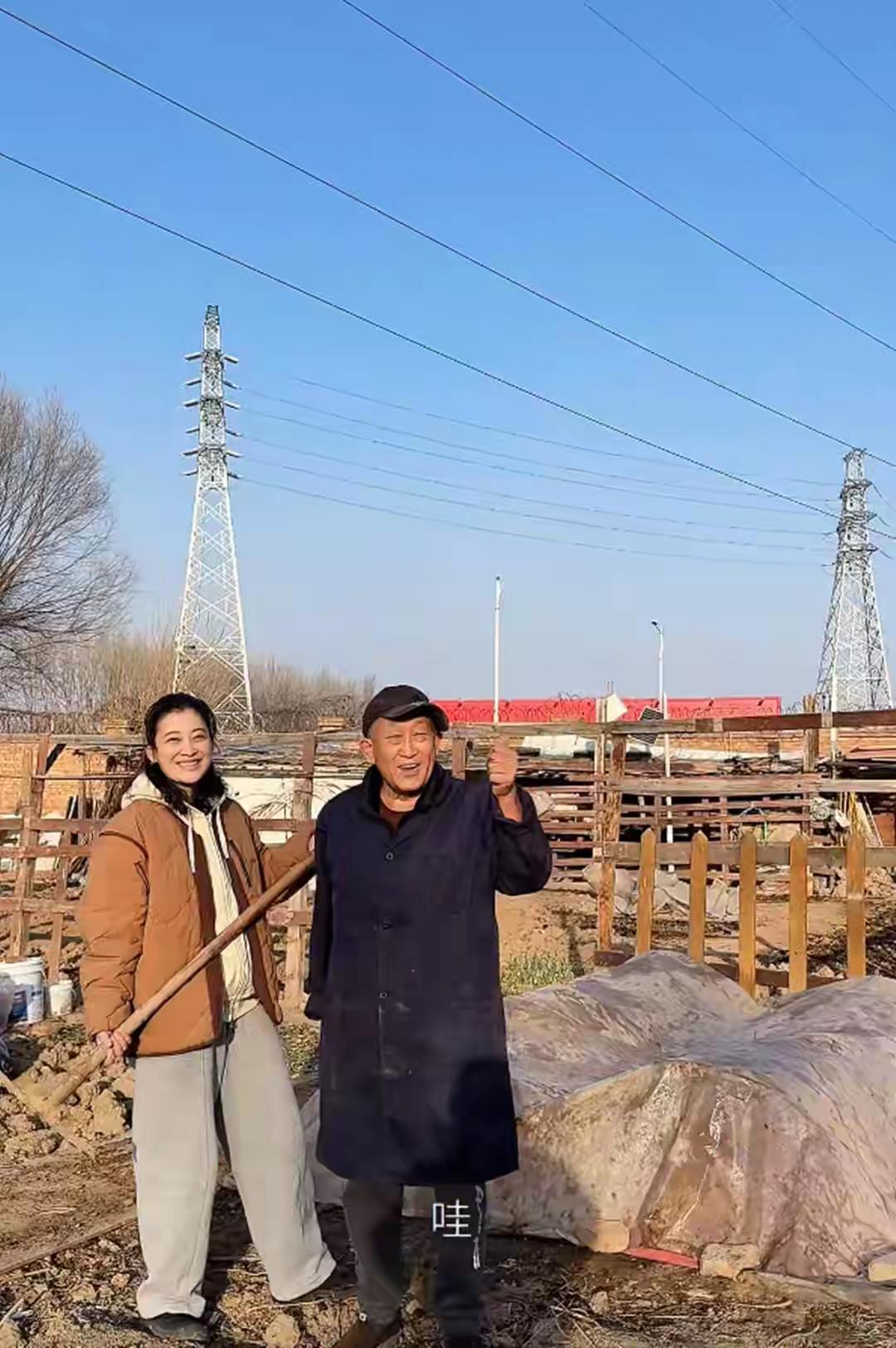 梅婷和老公曾剑在北京住大别墅，还把父母接来同住，73岁公公闲不住在郊区打理起一亩