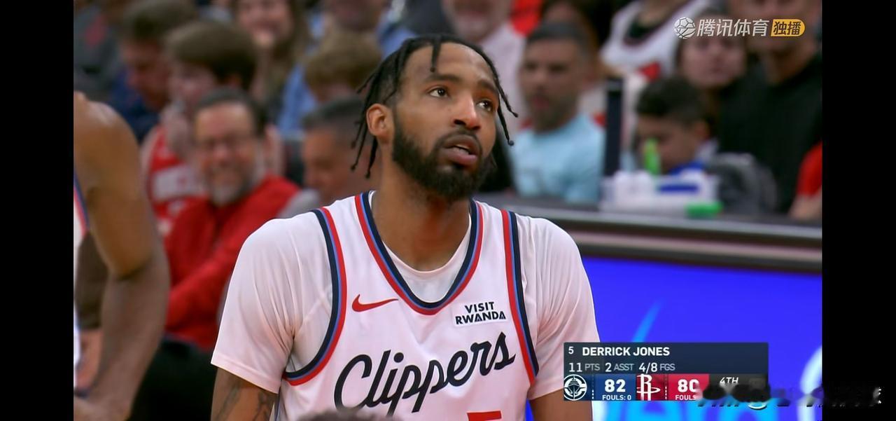 快船大将小琼斯真是不可或缺！在今天快船客场以105：102击败火箭的比赛中，小琼