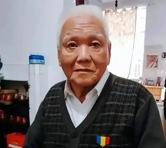 1944年，日军战车步步逼近，团长让林竞远开炮打掉它，他拒绝，战车又前进了200