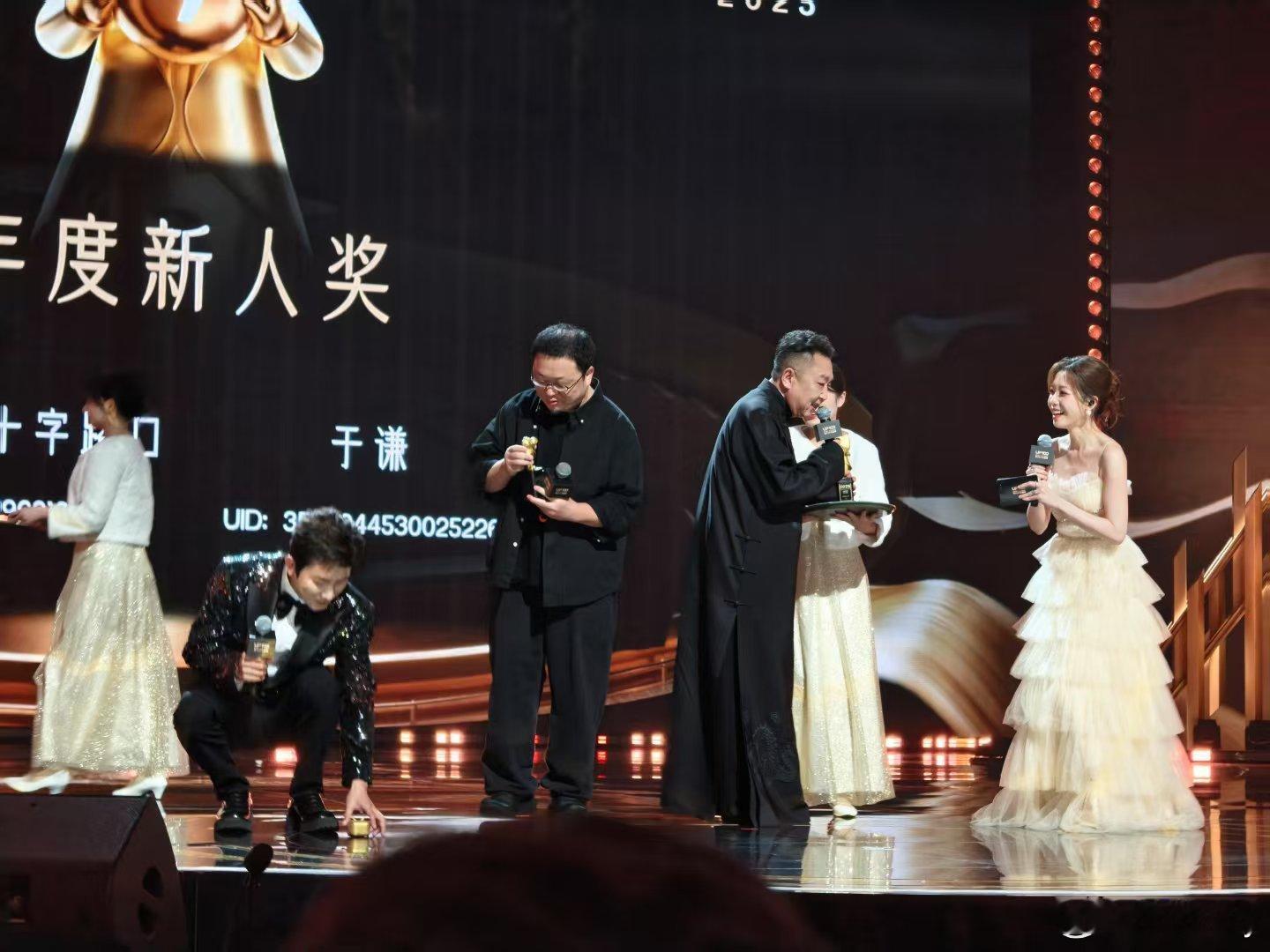 老罗领奖的时候头掉了hhh