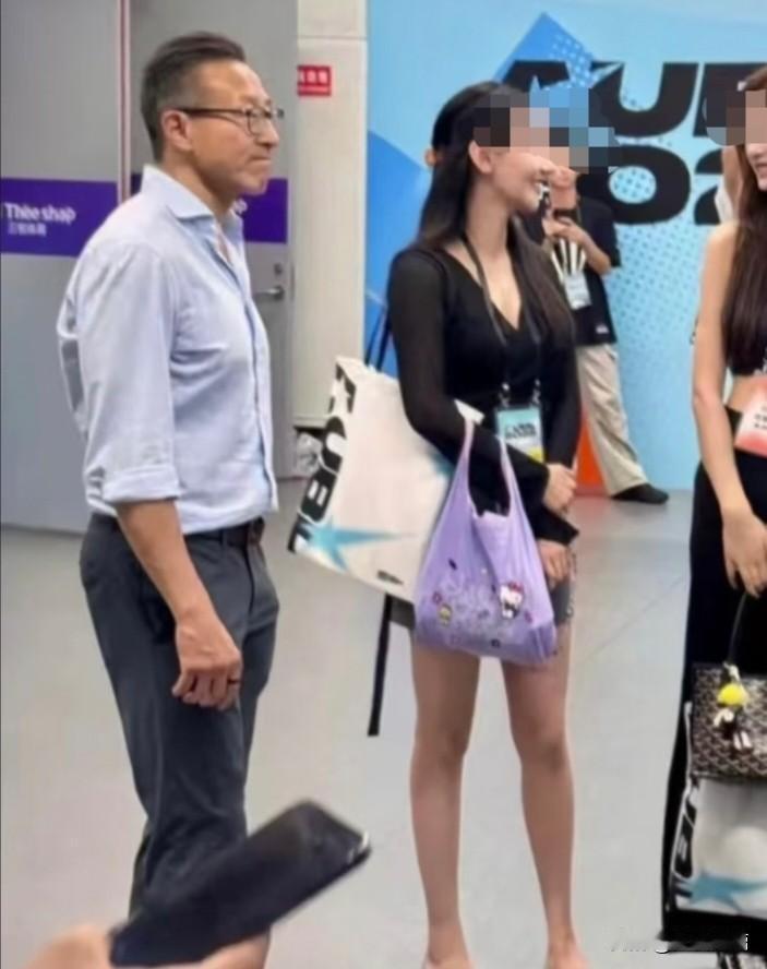 肯定是假的！像蔡崇信这样的超级富豪，怎么可能找这样一个网红脸呢？太掉价了。