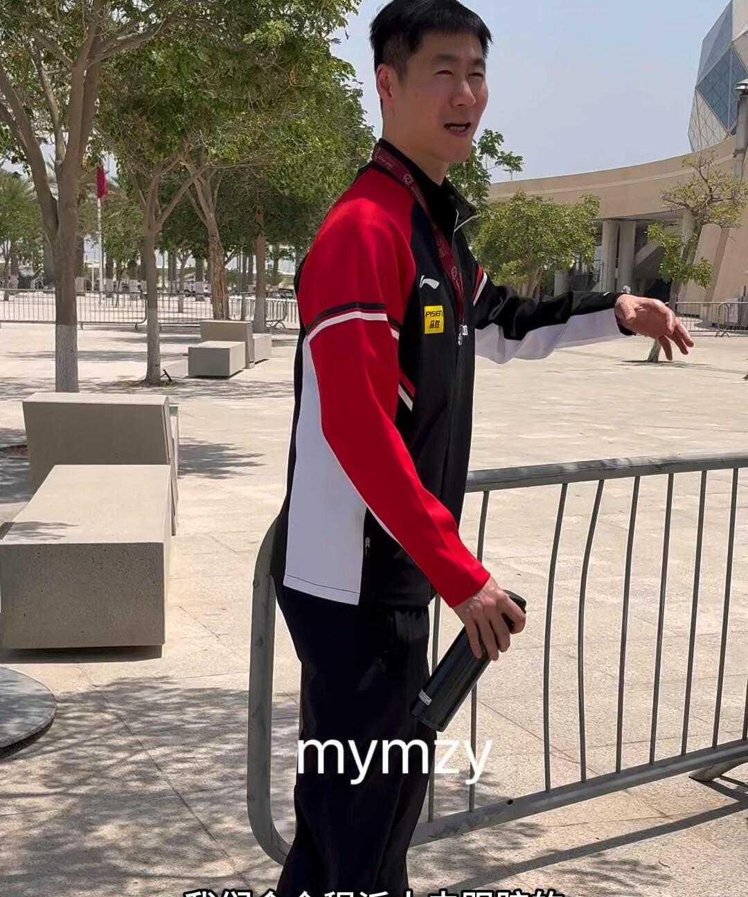 王励勤态度很好，大力很诚恳，超级的爱笑，一直在笑着回答粉丝问题，粉丝问球拍解决了