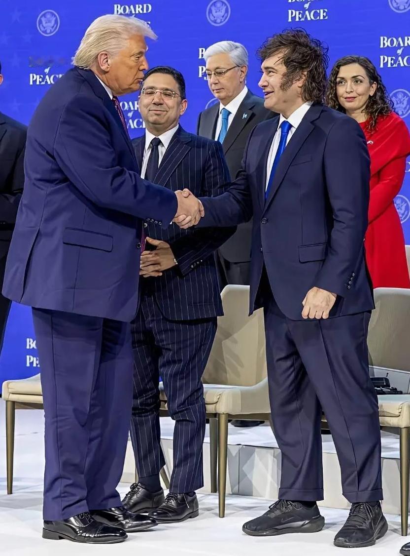 真正的权力，从不在乎脚下的鞋子是否锃亮。达沃斯论坛上，阿根廷总统米莱再次踩着那