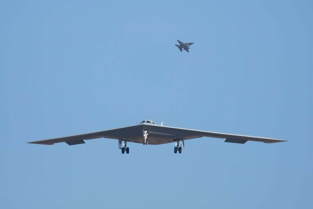 今天，在帕姆代尔的42号工厂拍到的B-21，可能是二号试飞机T-2返回工厂vi