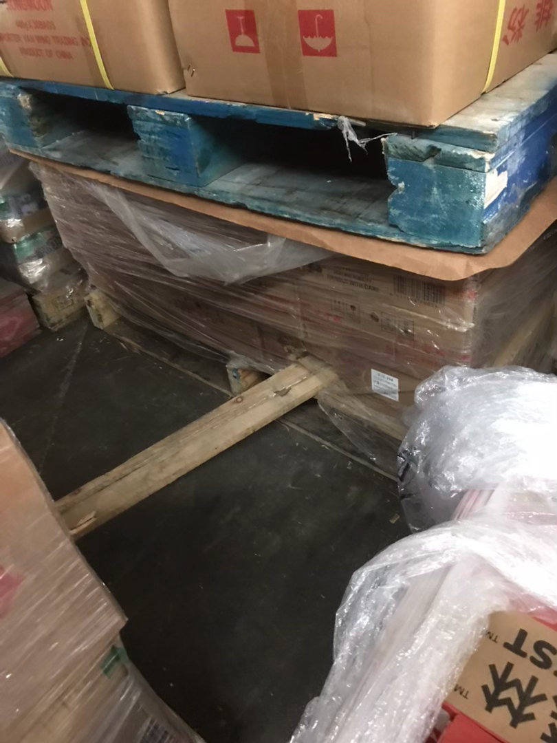 送货的陕西老头也是无敌了把货从车上拉下来的时候把另一板货底下的一根木板也给抽下来