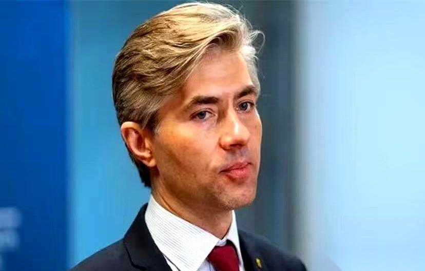见过碰瓷的，没见过把别人钱包抢了，还满大街喊别人踩了他脚的。今天看到巴拿马在国