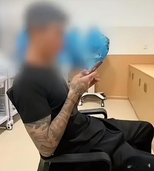 护士夜班带文身男友进病房配药？这不是秀恩爱是玩命！你说离谱不离谱？青岛有个护