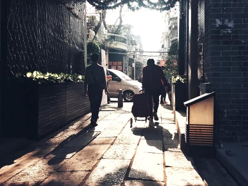 广东东莞这对“史上最相似夫妻”太有意思了！何先生和梁女士经熟人介绍相亲认识，熟人