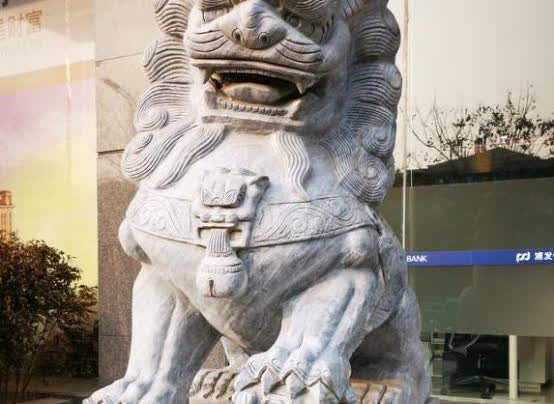 2023年，福建一男子在经过派出所时，发现门口的石狮子做工精良，便将手伸进了石狮