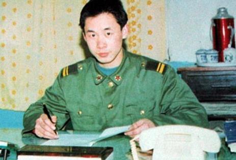 1995年，19岁的解放军梁强回家探亲，途中发现大巴车司机违规加油，上前阻止反被