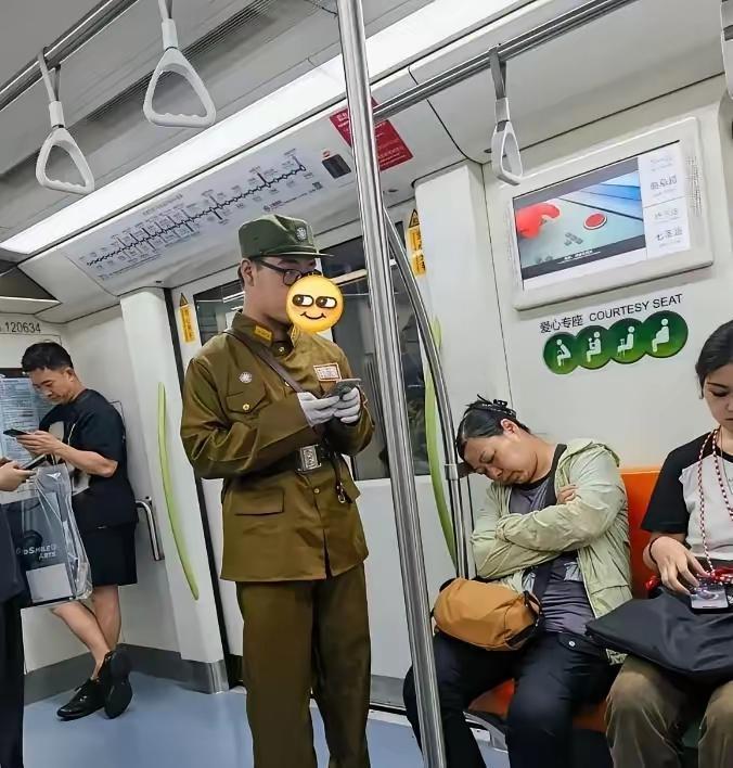 这人是干嘛的？难道是群众演员，下班了没有换衣服就着急挤地铁回家了吗？看着这样