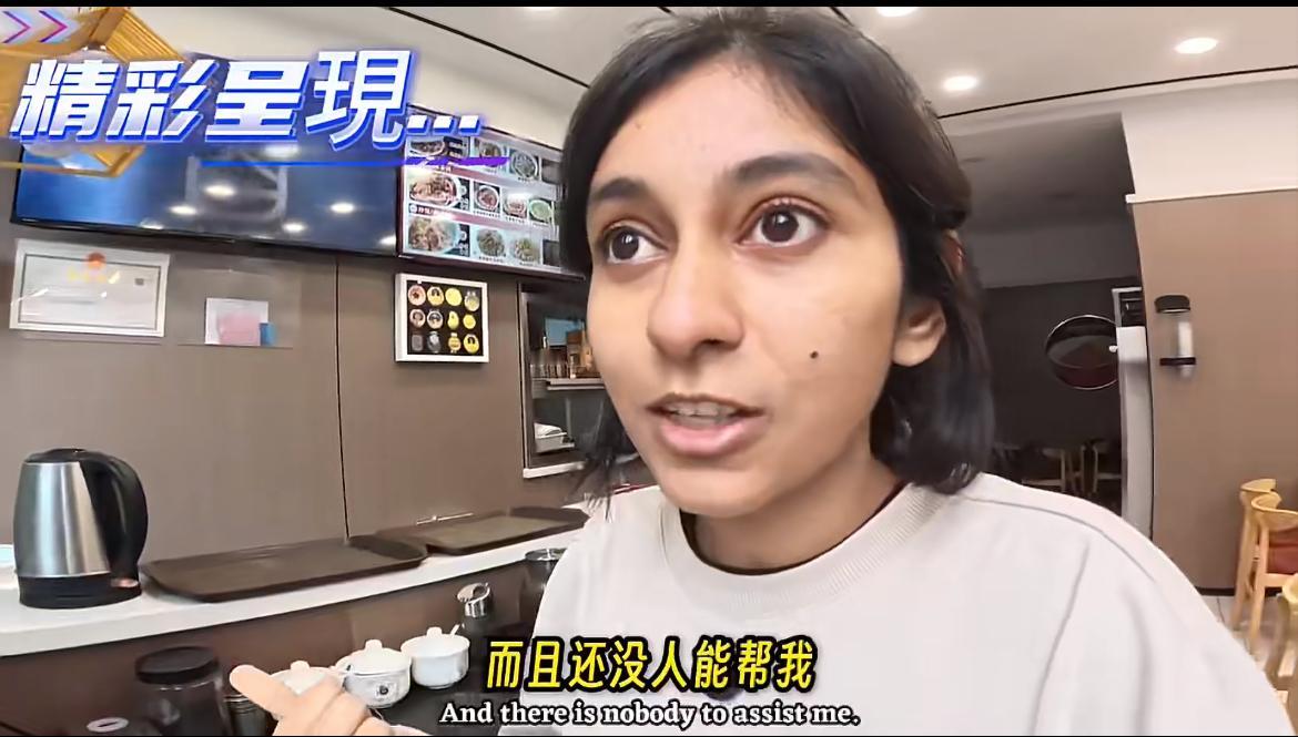 印度博主嫌弃中国动车里面太吵了，由于车厢过道挤满了乘客，列车工作人员大声喊乘客往