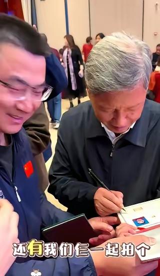 近日，现任福建福耀科技大学校长王树国在哈工大演讲散场时，被一位留任的年轻老师拦下