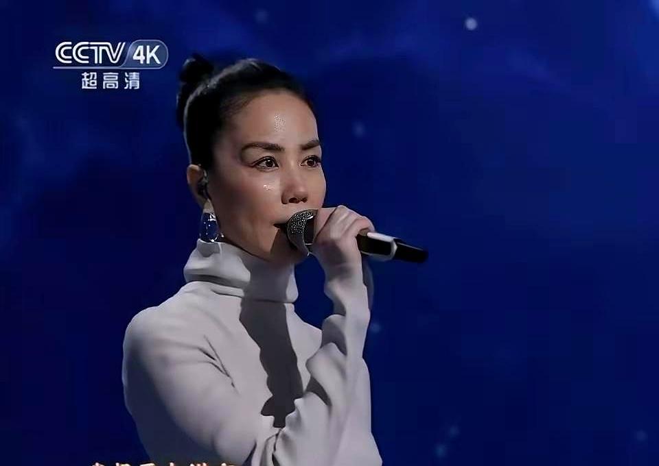 我妈指着电视里的王菲，扭头问我：这明星咋回事？穿件秋衣就上台了？我凑近一看