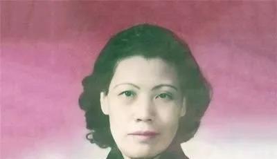 1949年，上海解放前夕。急救车的尖啸撕裂了黎明前的黑暗，警察医院内，担架上血肉