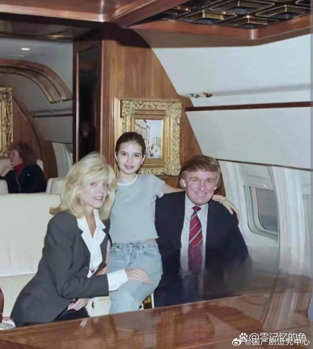 特朗普和伊万卡在私人飞机上合影。