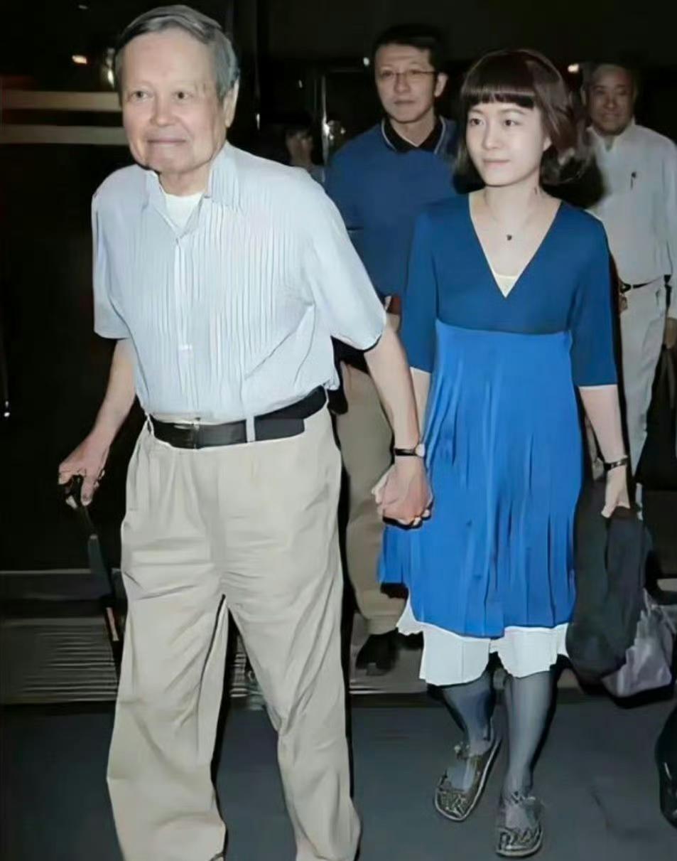 从28岁到49岁，翁帆把青春都给了杨先生。为了照顾他，改掉熬夜习惯，每天做早饭