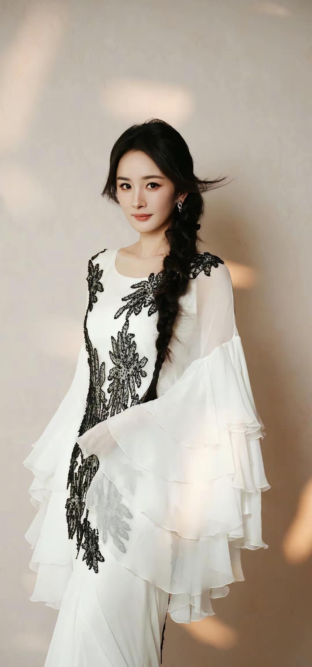 美女壁纸～杨幂，白纱层叠如流云，墨色绣纹绽芳华，侧编的麻花辫垂落肩头，将东方温婉