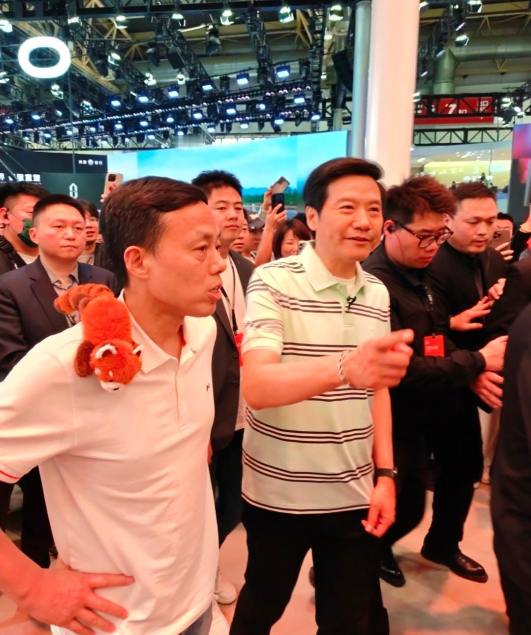 雷军身边的这个男人是谁2026年北京国际车展雷军去了他身边的人是谁第二