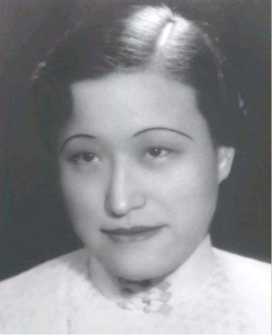 众所周知，32岁的蒋介石去陈家做客，对13岁的陈洁如见色起意，陈母不许，蒋介石就