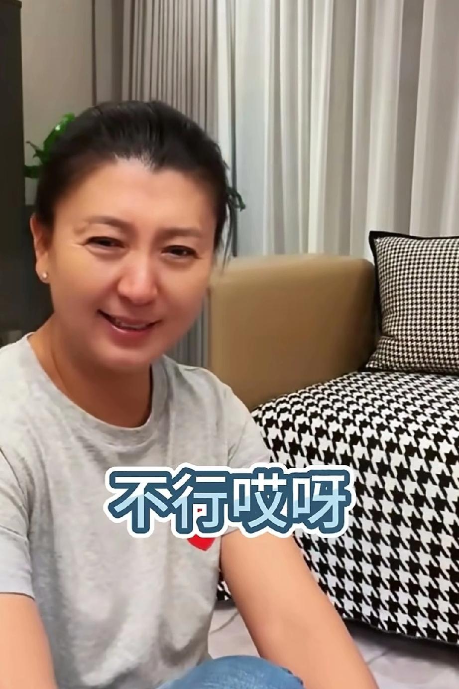 当直播间有人说闫学晶是农村人时，她明显的不高兴了。她说:“我15岁就从农村出来了