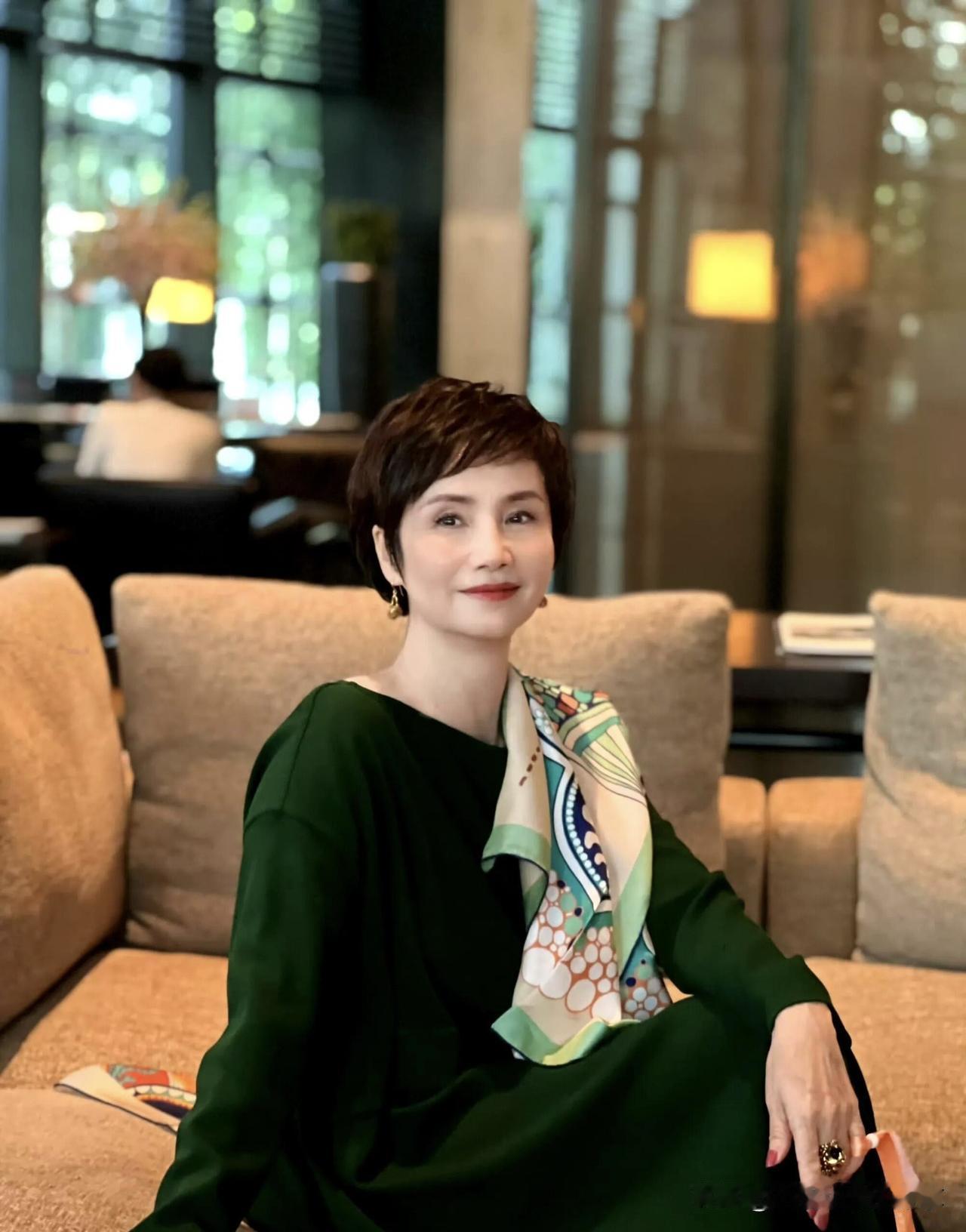 主持人徐莉年轻的时候没有倪萍漂亮，但现在老了特别有韵味，看着比倪萍有气质多了。