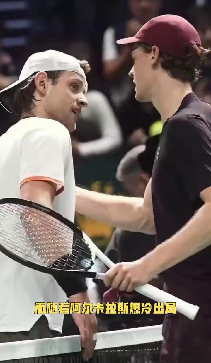 辛纳赢了,又赢了,室内硬地22连胜,像开了挂。阿尔卡拉斯倒了,德约快扛不住了。他