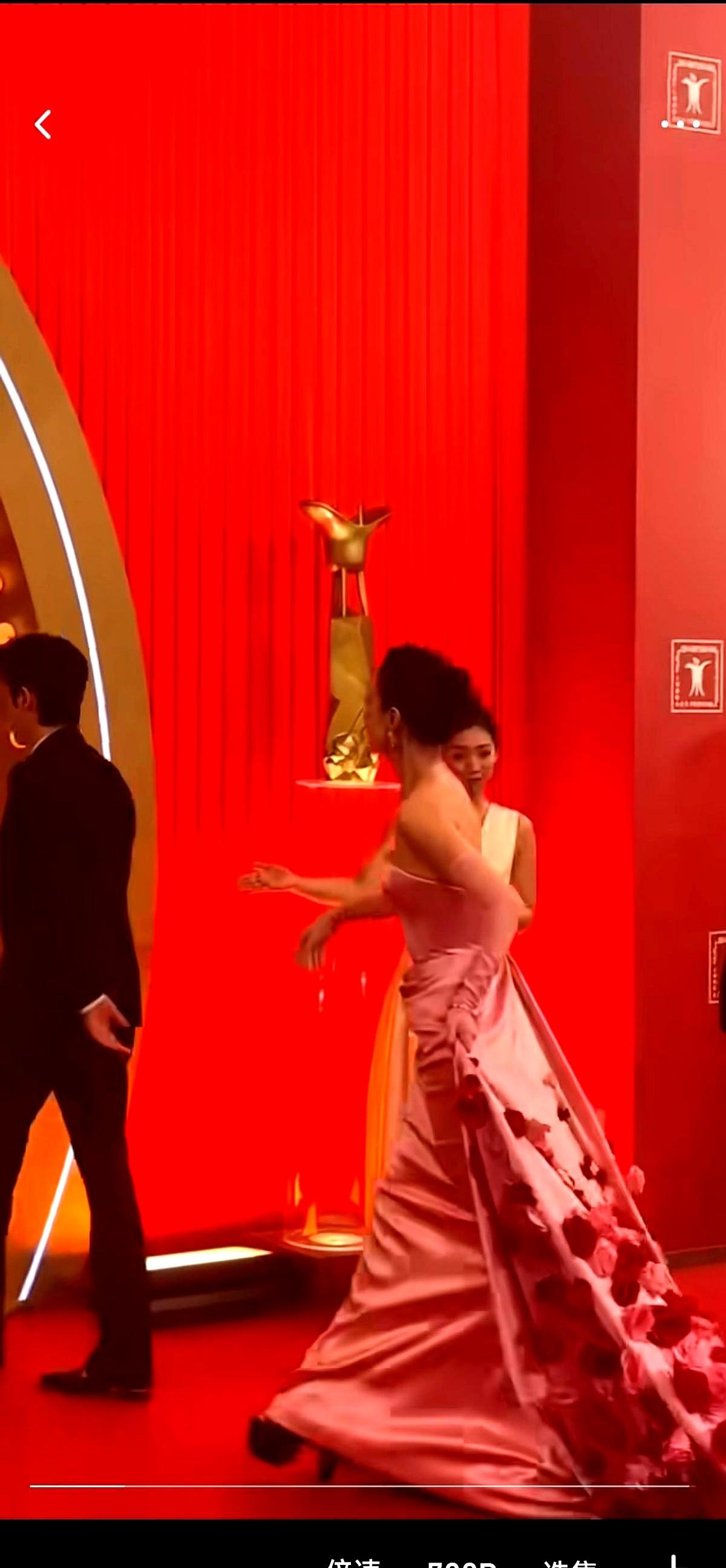 上海电影节那个红毯，估计很多人都刷到倪妮那段视频了。她伸手想去牵同组的男演员