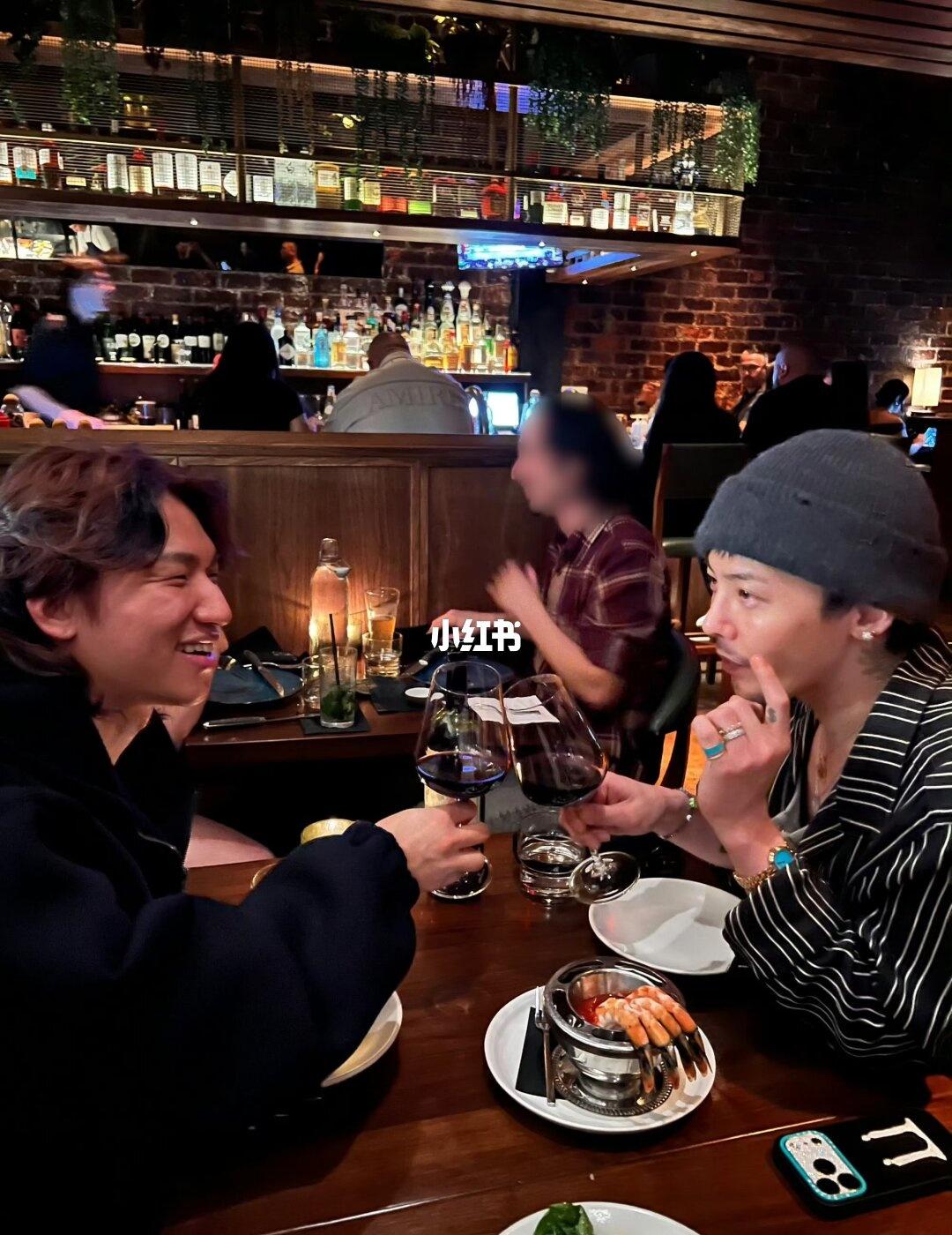 这丑帽子能戴好看也就我龙然后你俩除了喝酒就吃点小鱼小虾小草是吧…龙老师的衣品