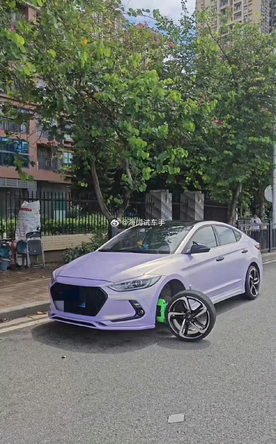 轱辘不在车上，车为啥保持水平呢？