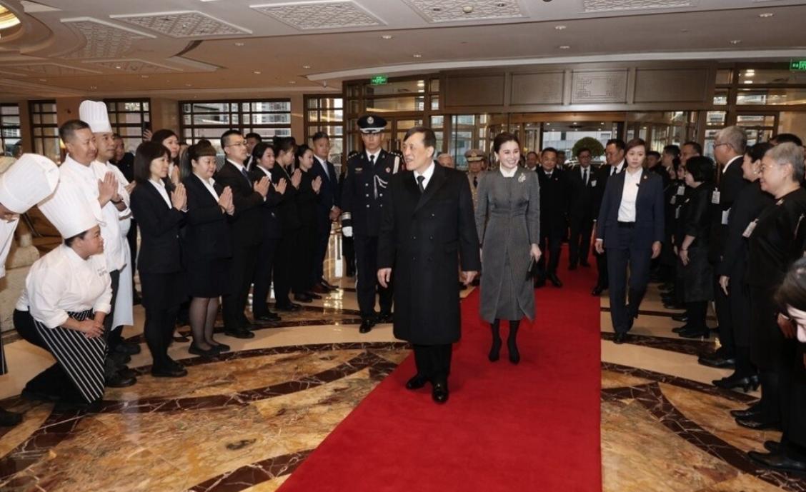 泰王夫妇入住酒店内景曝光，王后随行女保镖走在红毯外依然飒！11月13日泰王夫妇下