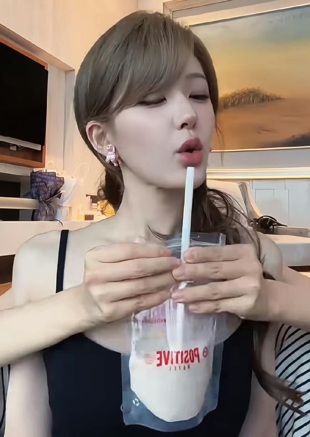 赵露思还会不会回内娱当演员呢？现在每次看到她出现在大众视野里，基本都是在带货。
