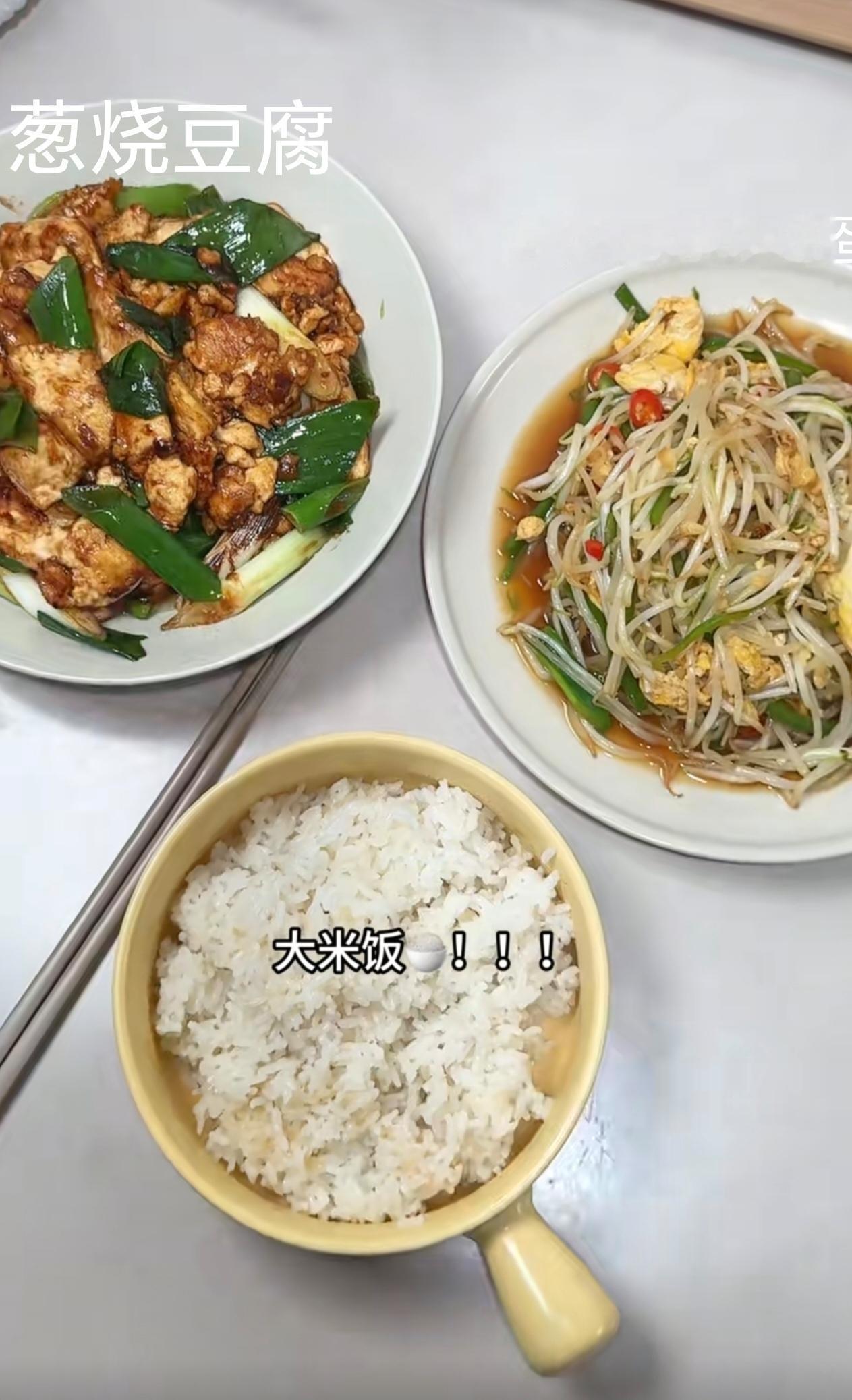 一个要好的同事独自在外租房生活，三餐简单却从不敷衍。早餐在外解决，午餐公司食堂，