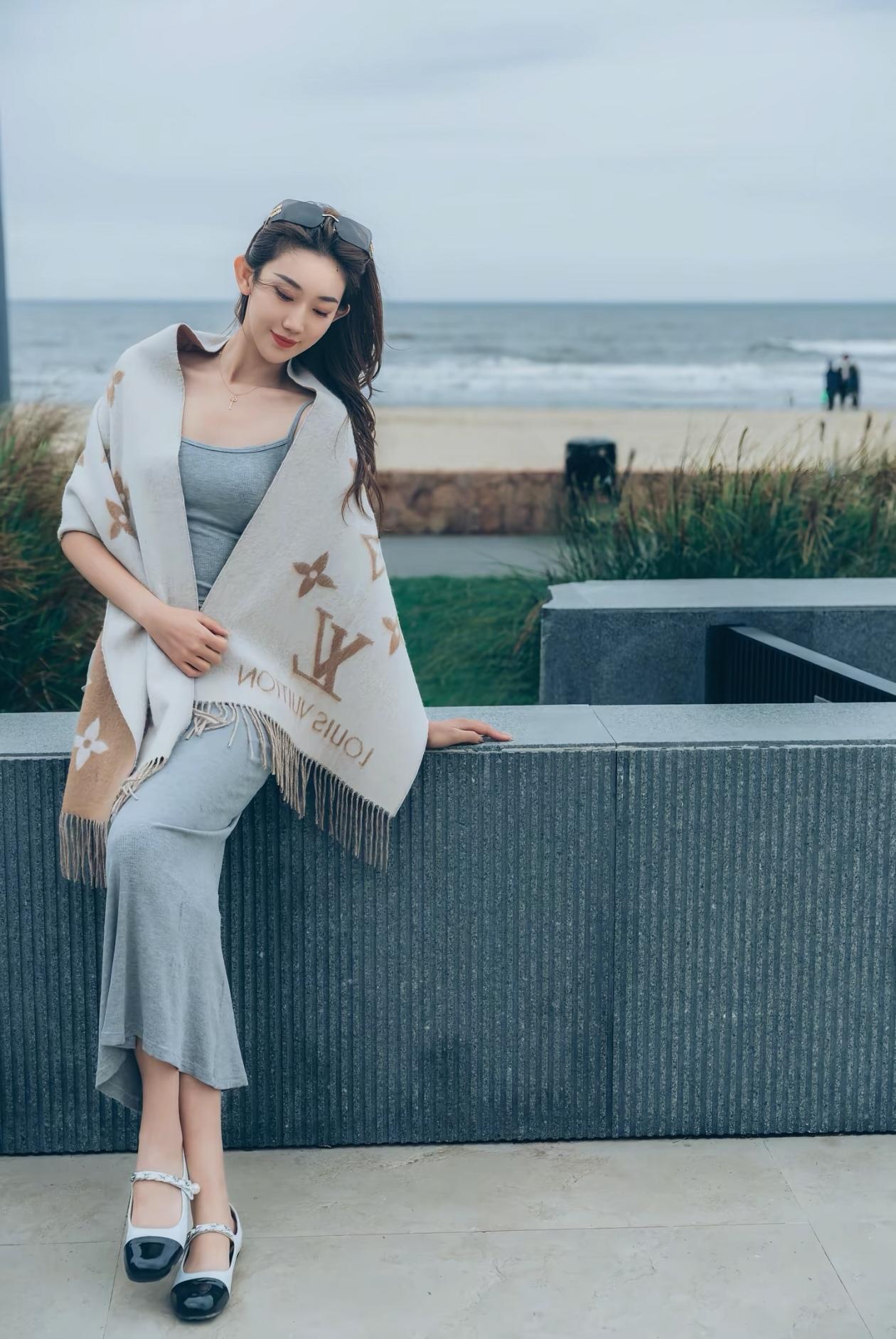 海边漫步，轻奢时尚，享受阳光与海风。