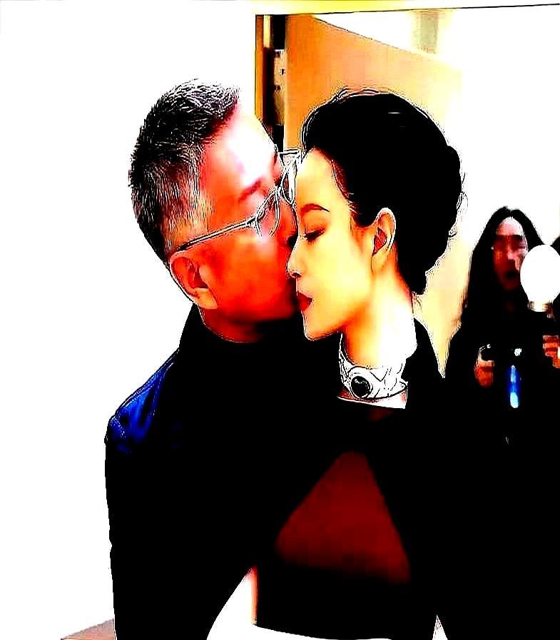 陈道明喉结一滚，倪妮耳根刷地红了，半秒钟的戏，就把成年人那点不敢说的秘密，全抖了