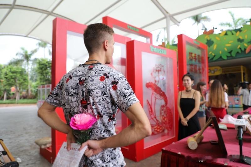 33岁成都男子和20岁外国女友结婚33岁成都男子和20岁外国女友结婚，这跨国恋