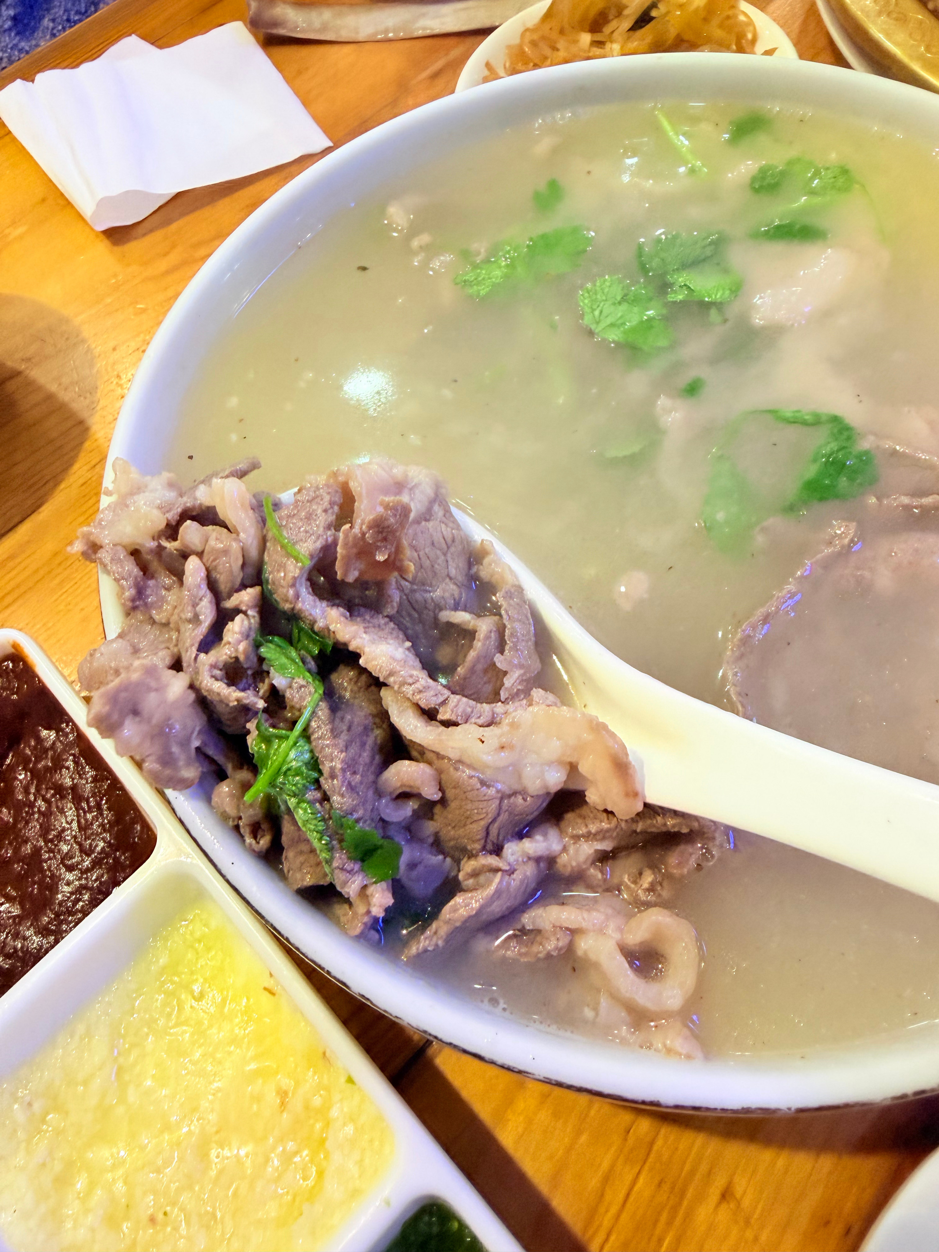 我太爱内蒙古了太好吃了这肉太香了手扒肉奶茶肉肠…跟姚老板混一天吃9