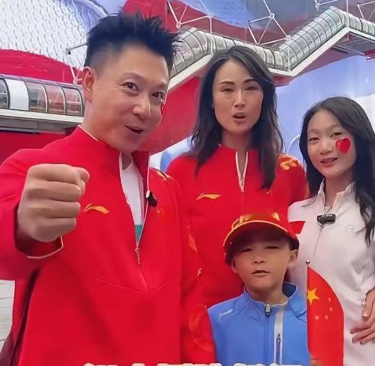 一张香港慈善晚宴的合影，让李小鹏一家再次受到关注。照片里，李小鹏穿着西装，精