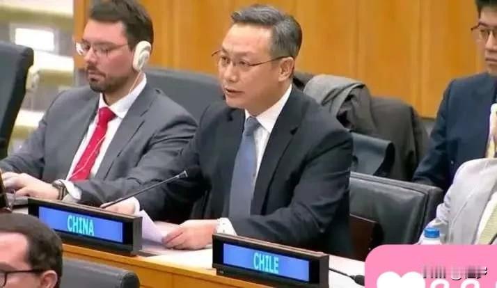 当联合国高官流畅切换四国语言，却唯独没有中文时，中国代表孙磊大使没有愤怒指责，而