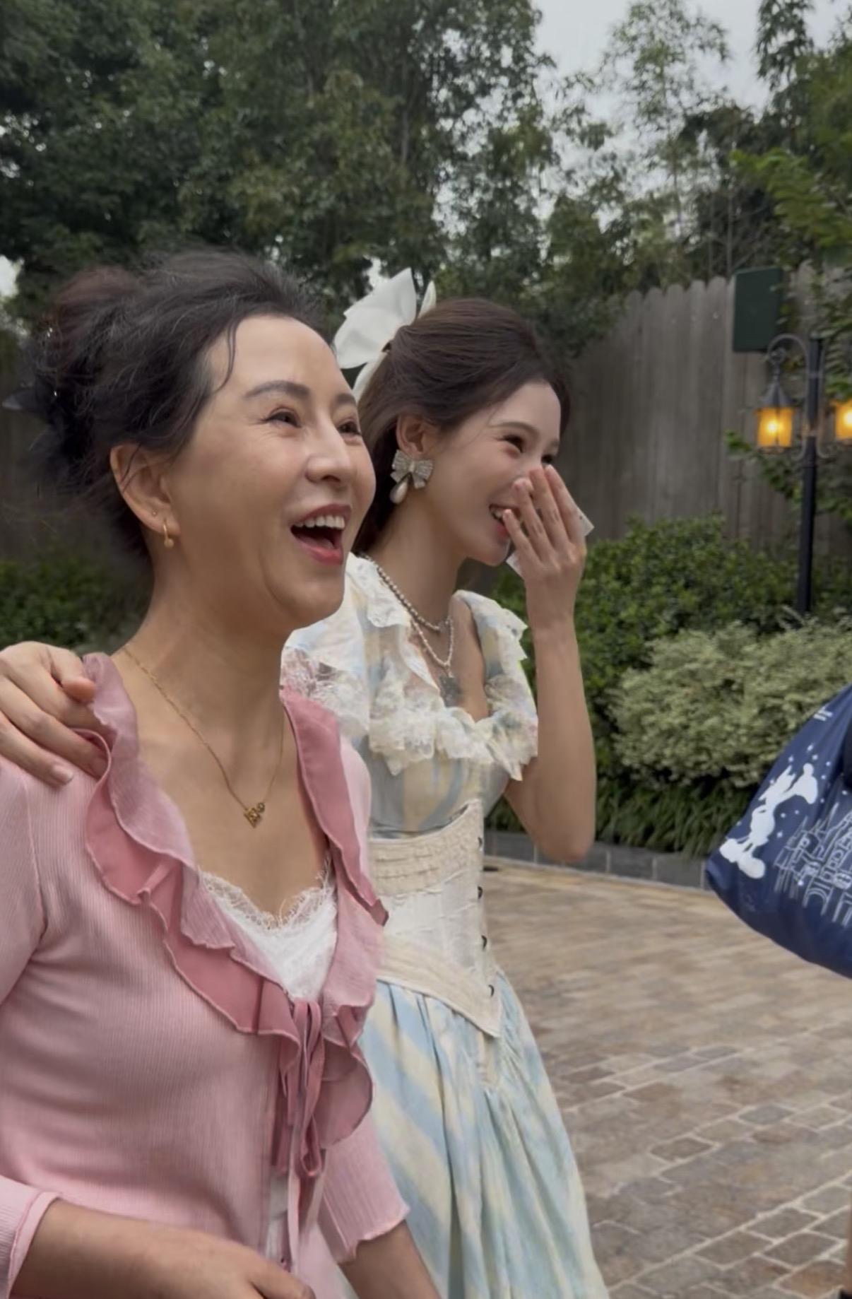 迪士尼爱丽丝梦游仙境里偶遇张予曦，侧脸好完美！张予曦的颜值真的没得挑！妥妥的公主