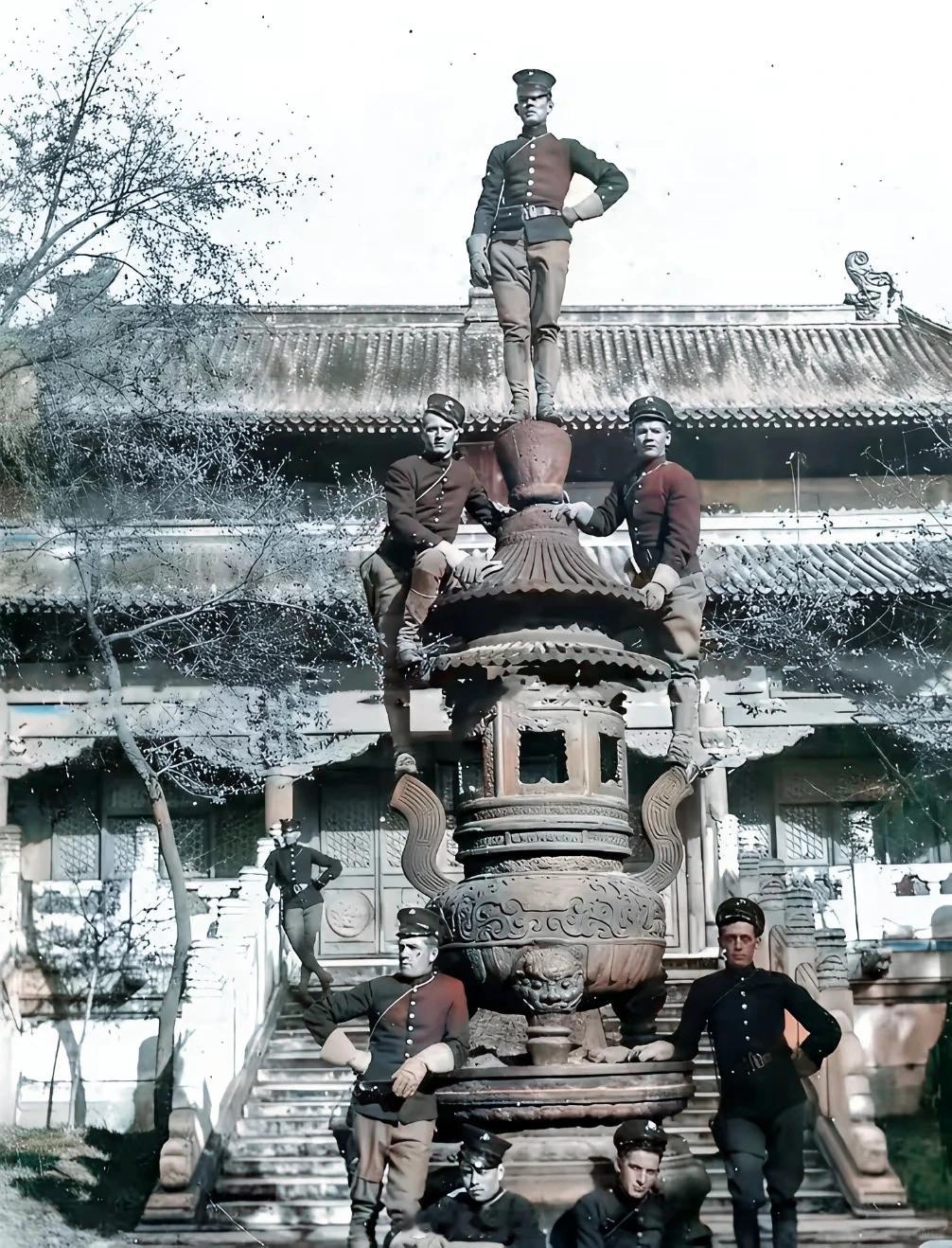 这张照片是1900年八国联军侵华期间，美国海军陆战队士兵在北京东黄寺（普静禅林）