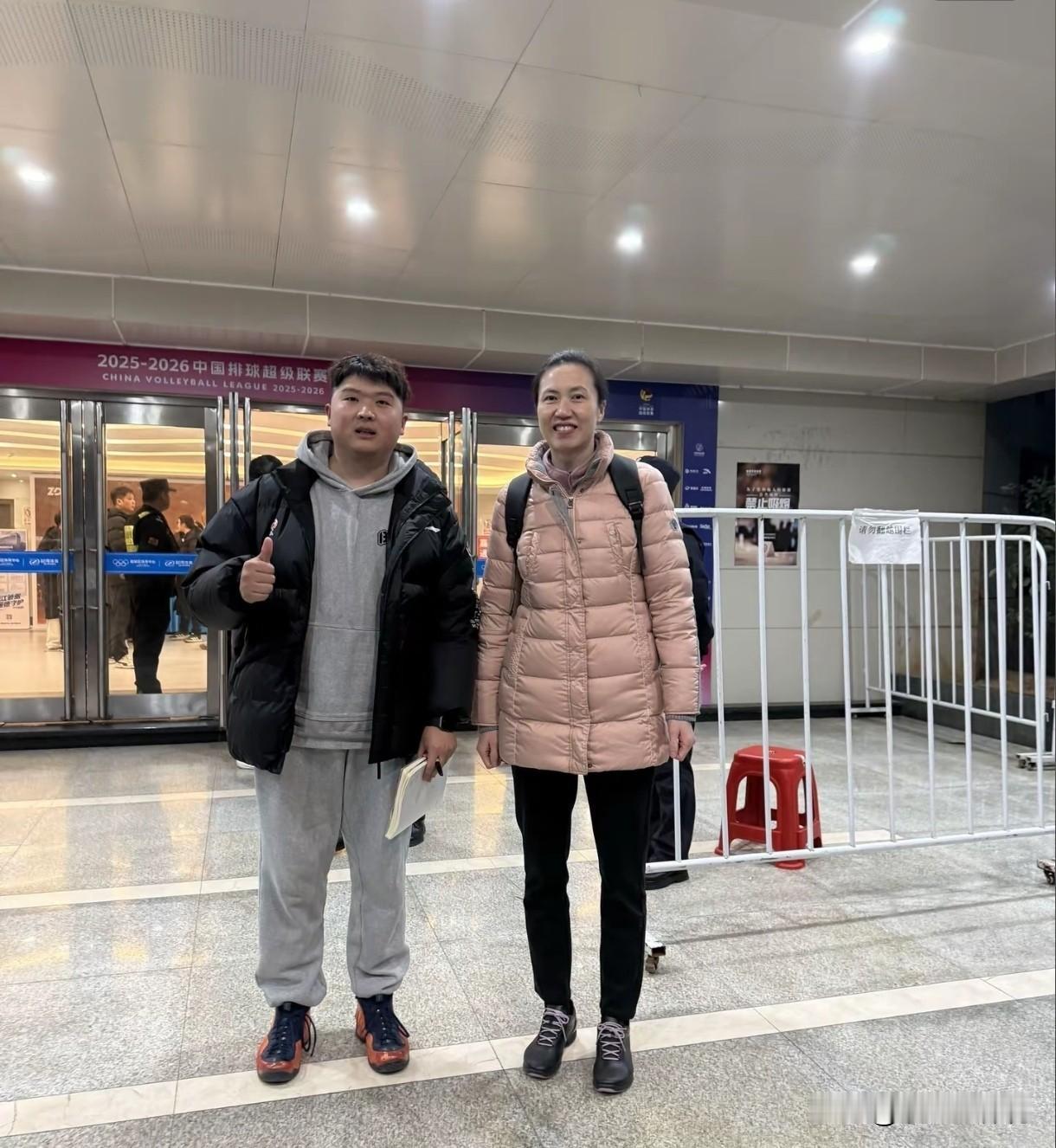 排坛名宿俞觉敏让绍兴古城发光。有CBA著名球迷在浙江男排主场偶遇中国排坛名宿，一